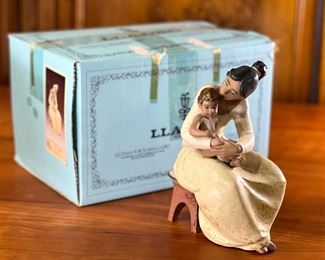 Signed Lladro The Greatest Love No. 2186 in original box Porcelain Figurine 	244013	Figirine 8.75x5x6in Box 8x9x13in
