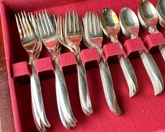 1847 Rogers Bros Flair Design Flatware 80 Piece Set in Original Wooden case	418041	6.5x16.5x11.5