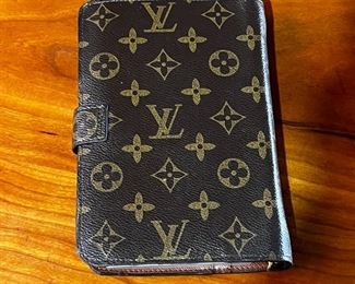 "Louis Vuitton LV Monogram Agenda Wallet
"	333328	7.25x5in