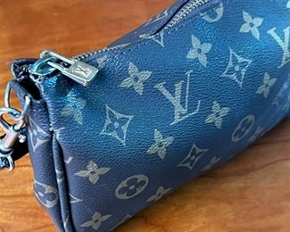 Louis Vuitton Pochette handbag LV Monogram Canvas	333334	5.75x9.5in