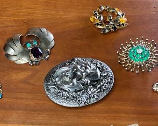 12pc Vintage Costume Jewelry Lot Brooches, Clips & Pins 	244049	12pieces