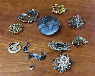 12pc Vintage Costume Jewelry Lot Brooches, Clips & Pins 	244049	12pieces