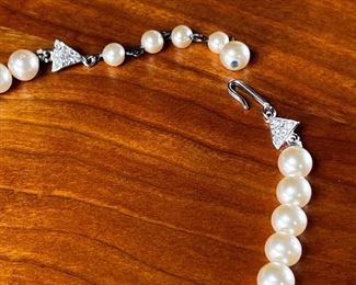 Majorica Simulated Pearl Necklace  in Box 	244051	14.5in Long <BR>Pearls:8mm 
