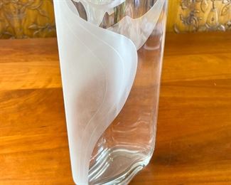Mikasa Frosted Glass Vase	418038	12x6x2