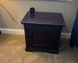 Pottery Barn $25
24” x 17” x 24” 