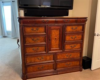 Dresser 
60” x 21” x 36”
