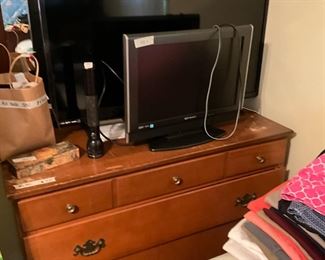 Bedroom - 2 TV’a on 4 drawer chest