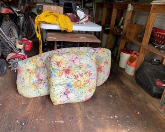 Small metal building outside behind the house - cushions