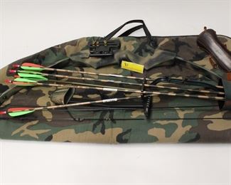 81: Camo Bow And Arrow w/ matching bag and Arrows