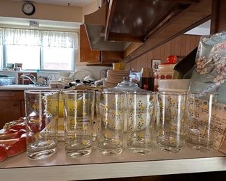 VINTAGE FLORAL GLASS SET