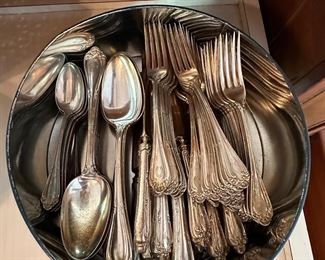 SILVERWARE SET