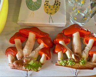 VINTAGE MUSHROOM CHALKWARE