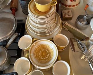 VINTAGE MUSTARD YELLOW DISH SET