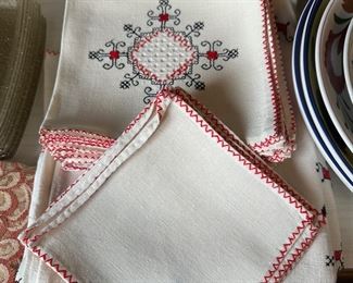 VINTAGE TABLE LINENS
