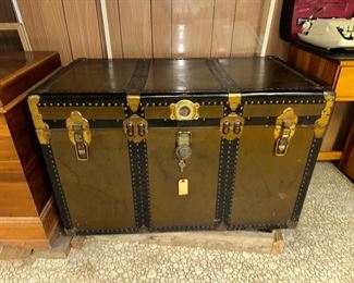 STEAMER TRUNK