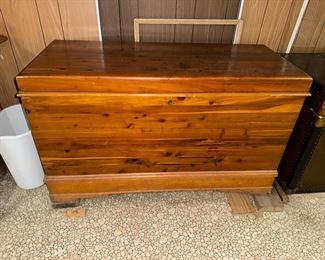 VINTAGE WOOD TRUNK