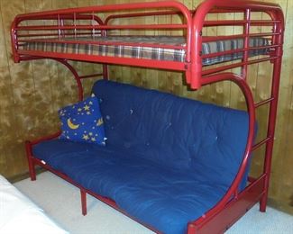 Bunk bed / top twin size, bottom full size