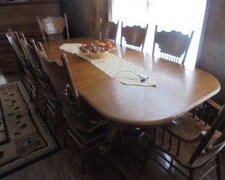 Dining table w/8 chairs & 2 leafs