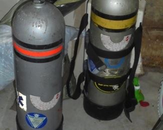 Pair scuba tanks w/breathing apparatus