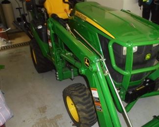 John Deere tractor - 1025R/ 68 total hours/ factory front end loader/ factory back hoe with stabilizers/ 2019.