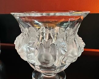 LALIQUE Dampierre Frosted Art Glass Urn Vase with Sparrows