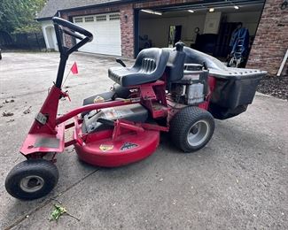 Snapper 10HP 28" Hi-Vac Rear Engine Riding Lawn Mower w/Grass Catcher
