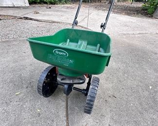Scotts Turf Builder EdgeGuard Broadcast Spreader
