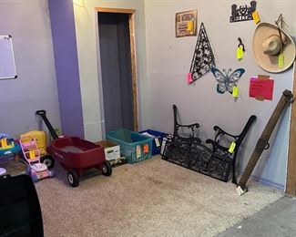 Toys
Bench
Wall hangings