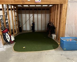 Putting green 
Golf clubs