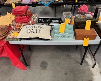 Towels
Pillows
Knick knacks