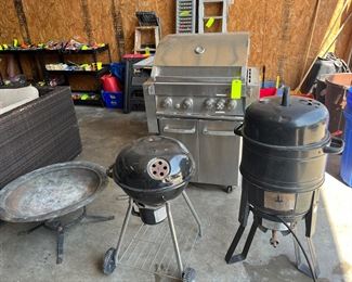 Fire pit
Grills 