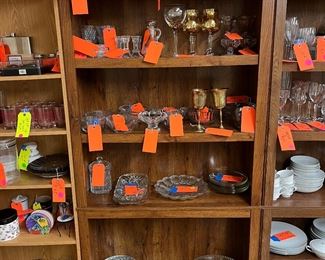 Plates
Glassware
Punch bowl
Miss kitchen ware