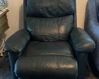 SLATE BLUE LEATHER RECLINER IN EXCELLENT CONDITION