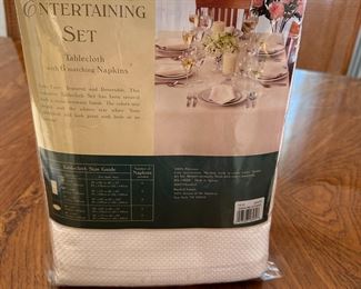 Entertaining Set of polyester textured 60 x 84 oblong tablecloth and 6 napkins, new