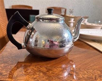 Swan-Cromalin 8-cup teapot, The Carlton, some oxidation and wear