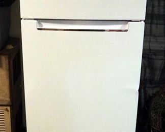 Magic Chef Apartment Sized Refrigerator, 55" x 22" x 22", 