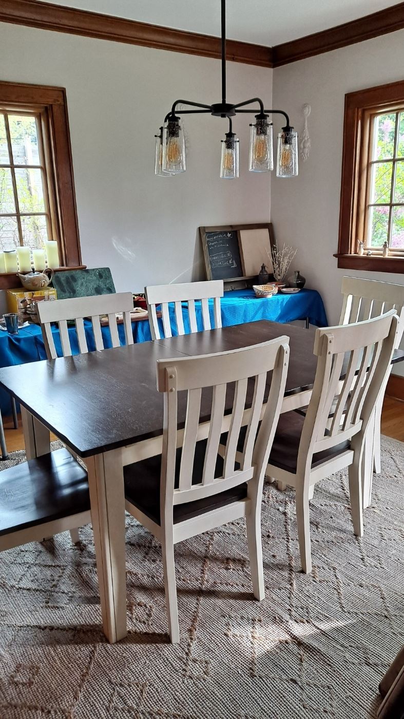 Dining room table with 3 leaves and 12 chairs 