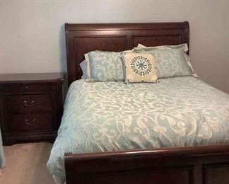 Broyhill Queen Bed With Nightstand