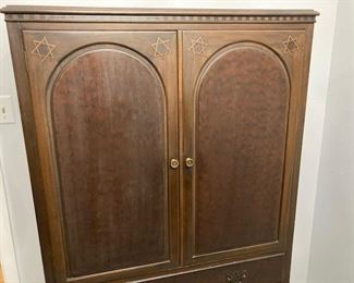 Antique Queen Anne Style China Cabinet.