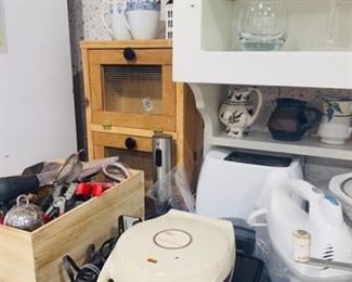 Large Variety of Top Condition Kitchen Cookware, Bake Ware and Appliances.