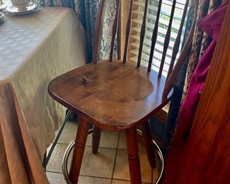 single swivel bar stool, nice to have tucked away in the kitchen!!