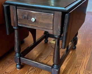 Drop leaf end table (1 of 2)