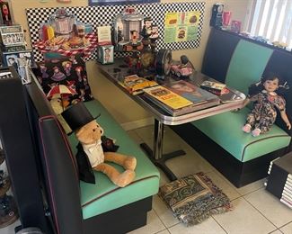 Diner booth and table mint only bought for display 