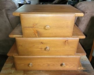 Unusual small chest of 3 drawers (tabletop)