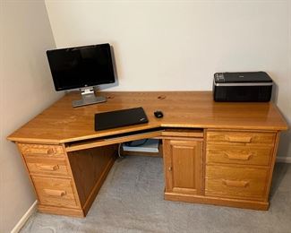 Oak wood desk and work station matching dresser also available Only $100 for Desk, $175 with dresser and matching Oak mirror 