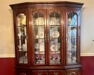 Beautiful Cherrywood Thomasville Breakfront $80