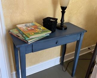 Cute side table, lamp