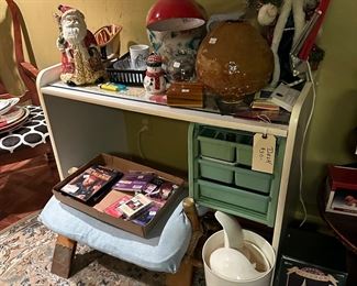 Manicure Station, Decor