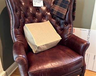 LEATHER CLUB CHAIR