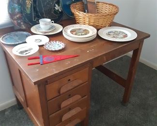 Vintage state souvenir plates, living room